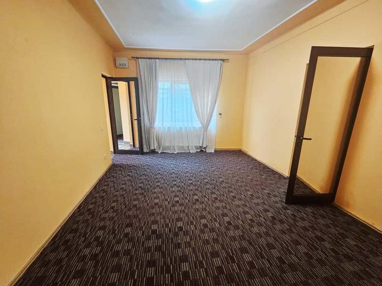 Casă cu 3 camere cu Canalizare în Central