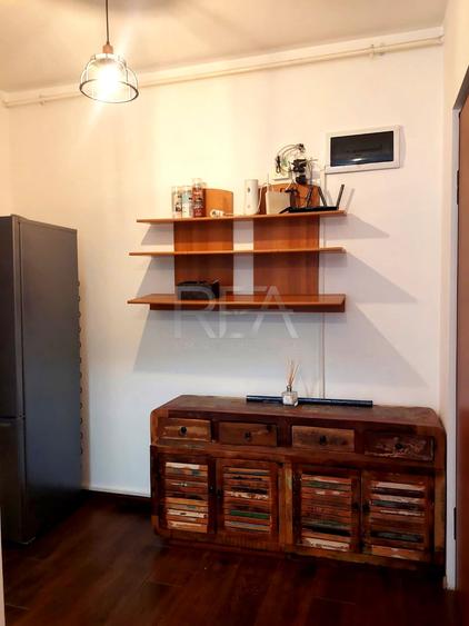 Apartament cu 3 camere semidecomandat, mobilat în Metalurgiei