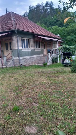 Casă cu Teren 2342 Mp în Bucureșci