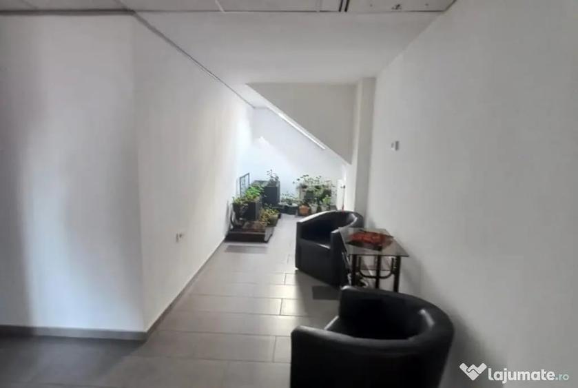 Casă cu 7 camere cu Teren 450 Mp în Central