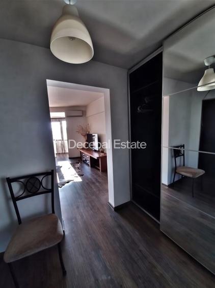 Apartament cu 3 camere semidecomandat, mobilat în Tineretului