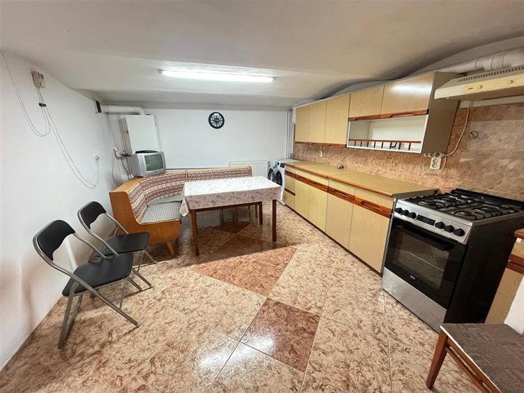 Casă individuală cu 4 camere cu Garaj în Lupeni