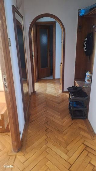 Apartament cu 4 camere decomandat în Astra
