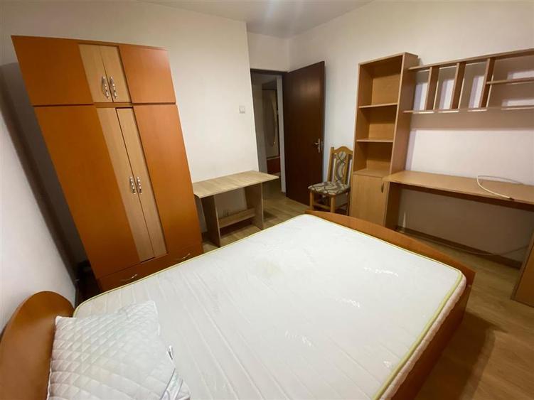 Apartament cu 2 camere decomandat în Podul de Fier