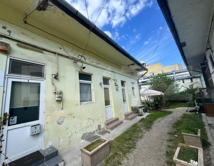 Apartament cu 3 camere semidecomandat, mobilat în Central