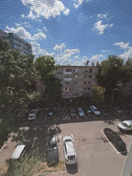 Apartament cu 3 camere semidecomandat, mobilat în Titan
