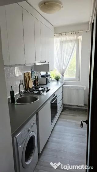 Apartament cu 3 camere semidecomandat în Central