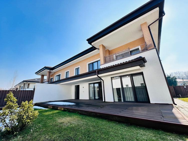 Duplex cu 11 camere cu Canalizare în Central