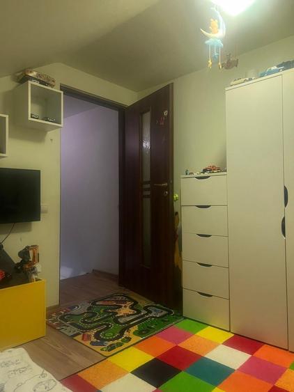 Apartament cu 3 camere decomandat în Est
