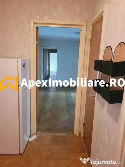 Apartament cu 3 camere semidecomandat în Militari