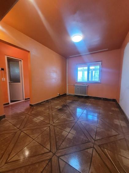 Apartament cu 3 camere semidecomandat în Inel II