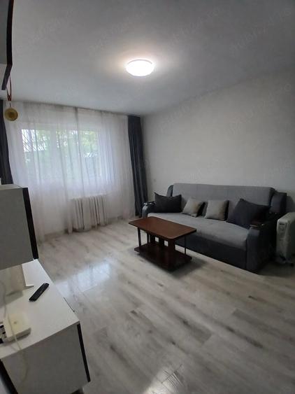 Garsonieră decomandată în Vest