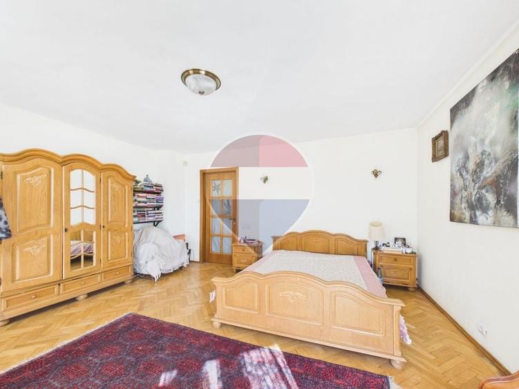 Casă individuală cu 8 camere cu Piscina în Ștefăneștii de Jos