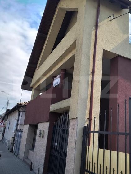 Casă individuală cu 5 camere cu Canalizare în Est