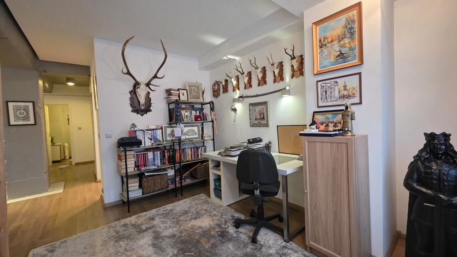 Apartament cu 3 camere semidecomandat, mobilat în Circumvalațiunii