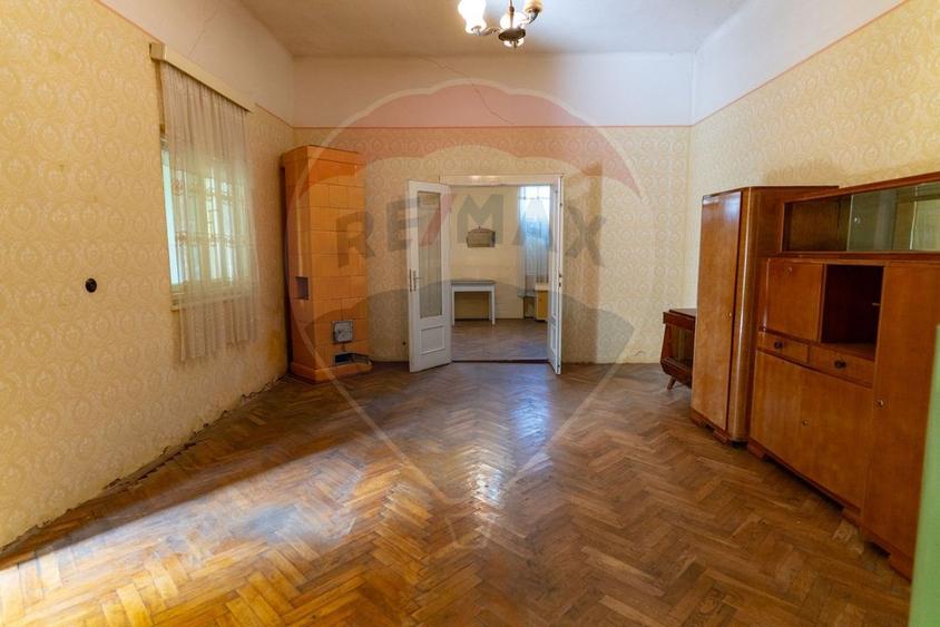 Casă cu 4 camere cu Teren 818 Mp în Central