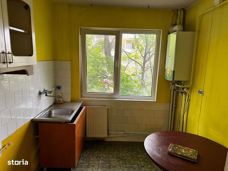 Apartament cu 3 camere în Podu Roș