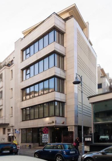 Spațiu comercial, de 81 mp, în Romană