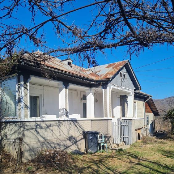Casă cu 4 camere în Izvoarele