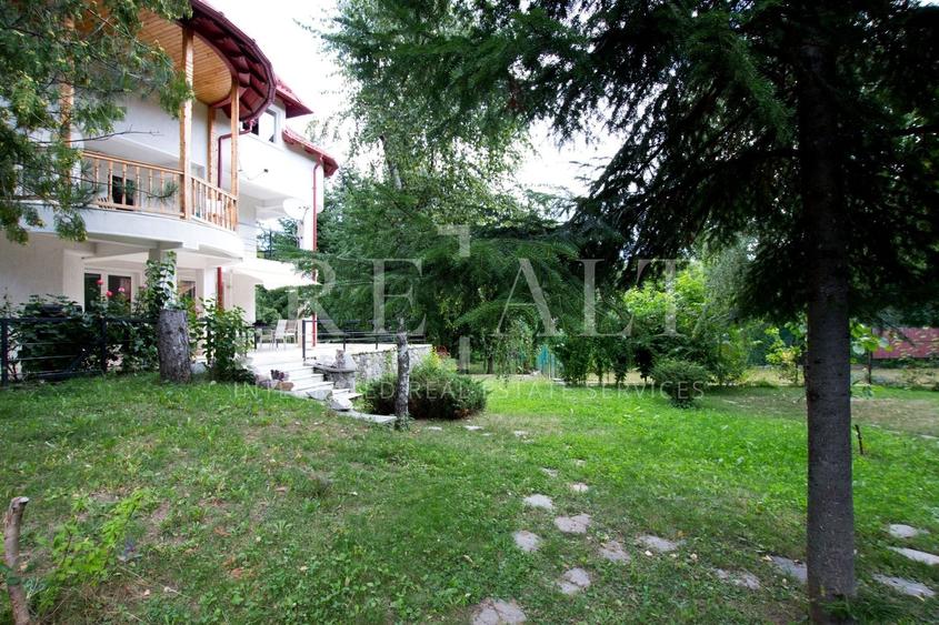 Casă individuală cu 10 camere cu Canalizare în Central