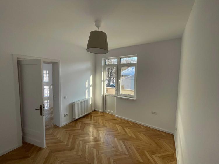 Casă cu 4 camere cu Teren 220 Mp în Exterior Vest