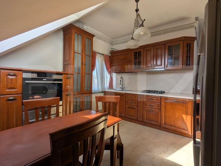Apartament cu 4 camere semidecomandat, mobilat în Andrei Mureșanu