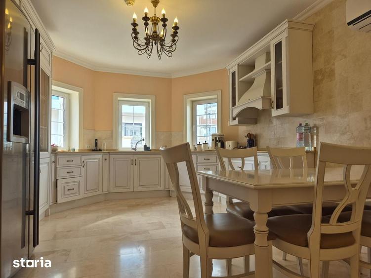 Casă cu 8 camere cu Teren 1100 Mp în Central