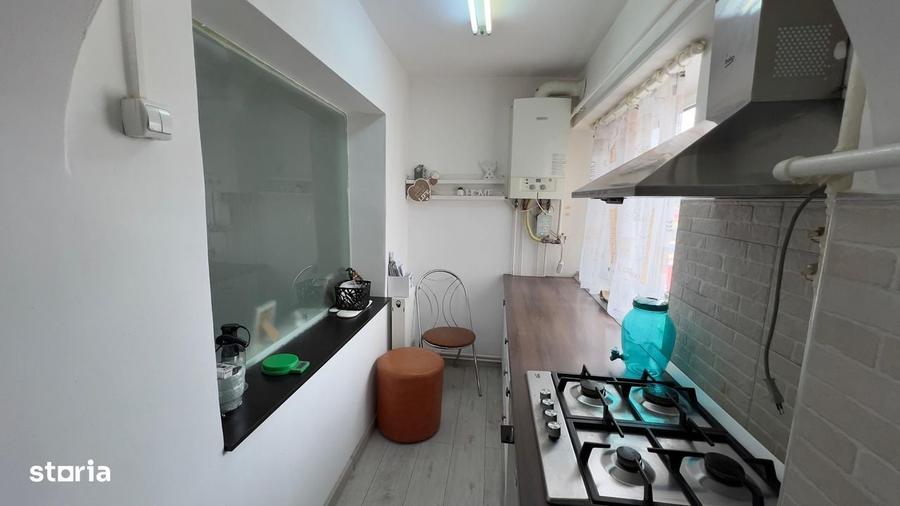 Apartament cu 4 camere decomandat în Petros