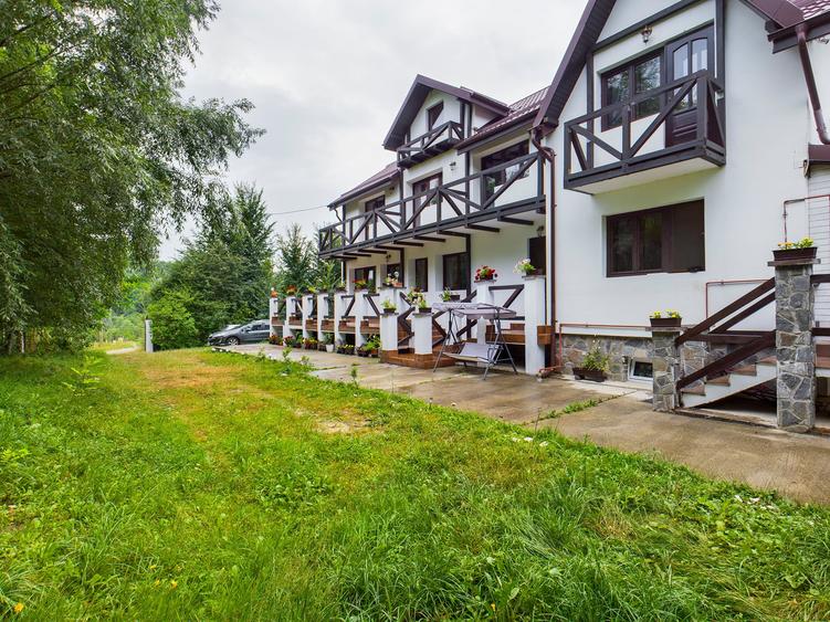 Casă individuală cu 12 camere cu Teren 3500 Mp în Exterior Vest