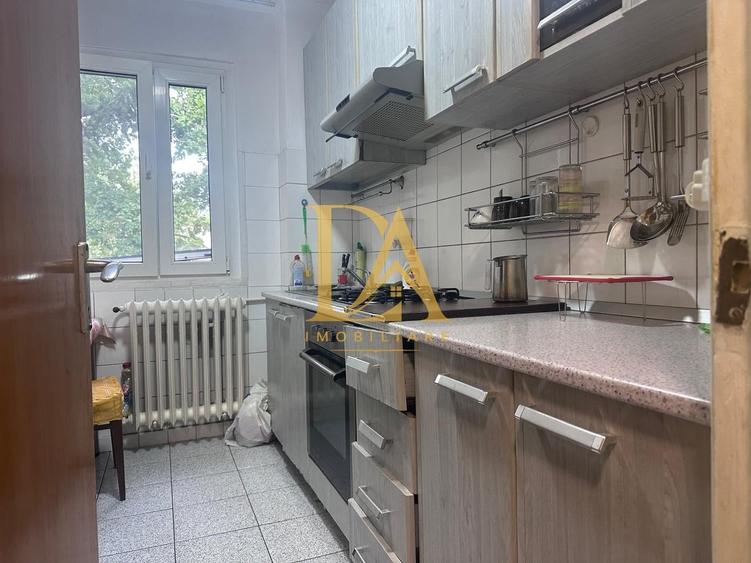 Apartament cu 3 camere semidecomandat în Brâncoveanu