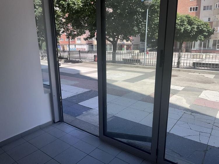 Spațiu comercial, de 105 mp, în Răcădău