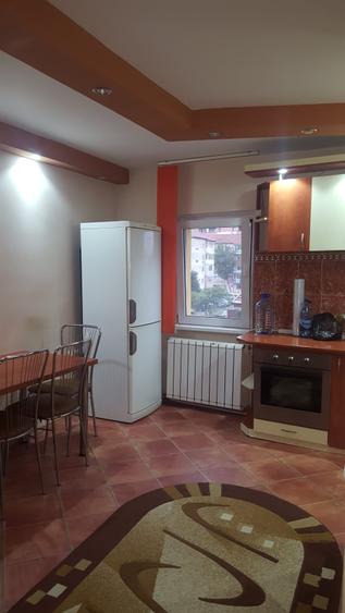 Apartament cu 3 camere semidecomandat în Buziașului
