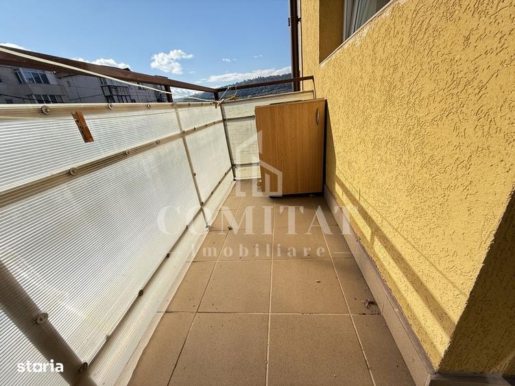 Apartament cu 3 camere semidecomandat în Sânnicoară