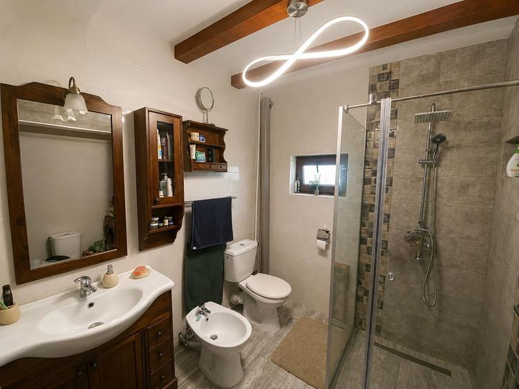 Casă cu 3 camere cu Teren 2100 Mp în Gura Văii