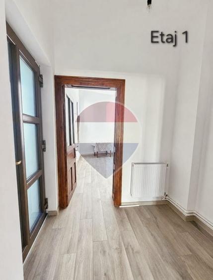 Apartament cu 6 camere semidecomandat în Central