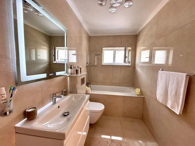 Apartament cu 5 camere decomandat în Cristian