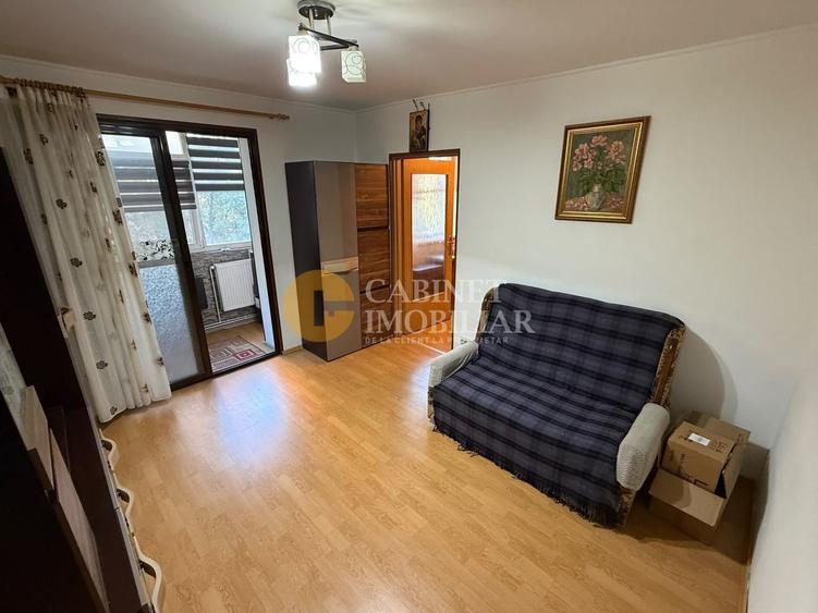 Apartament cu 3 camere semidecomandat, mobilat în Podu Roș