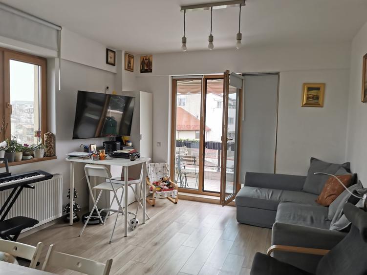 Apartament cu 4 camere decomandat, mobilat în Dămăroaia