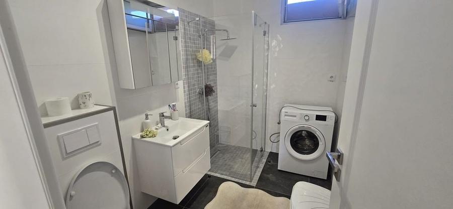 Apartament cu 3 camere decomandat în Exterior Vest