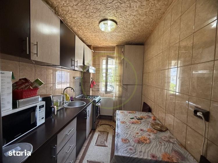 Apartament cu 3 camere semidecomandat în Craiovița Nouă