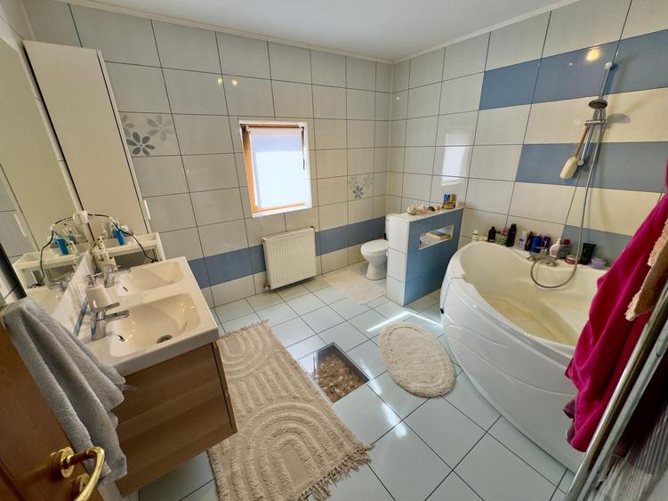 Casă individuală cu 4 camere cu Canalizare în Dragomirești-Vale