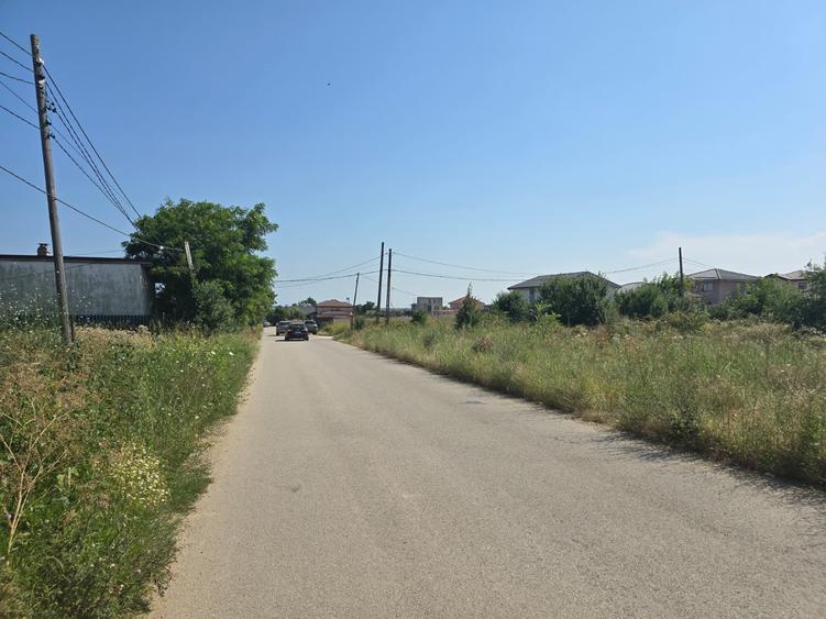 Teren Construcții intravilan de 770 mp, în Lazu