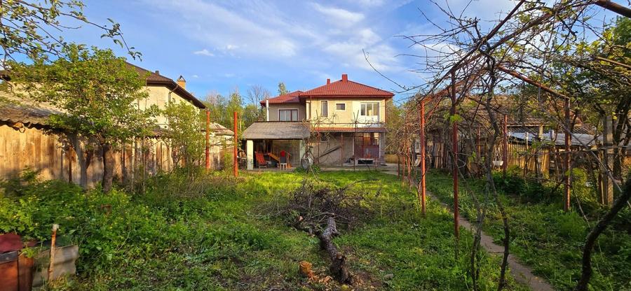 Casă individuală cu 7 camere cu Canalizare în Central