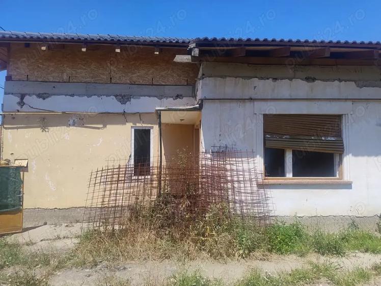 Casă cu 3 camere cu Teren 2860 Mp în Central