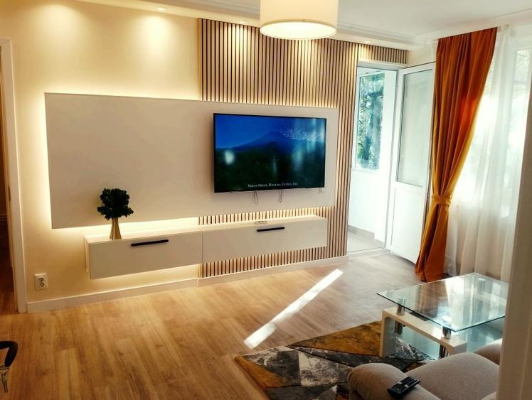 Apartament cu 3 camere semidecomandat în Obor