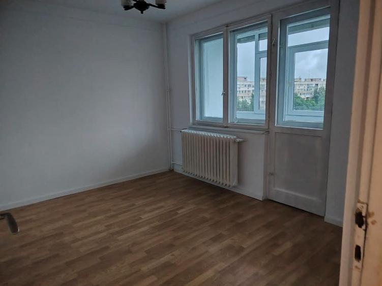 Apartament cu 3 camere semidecomandat în Drumul Taberei