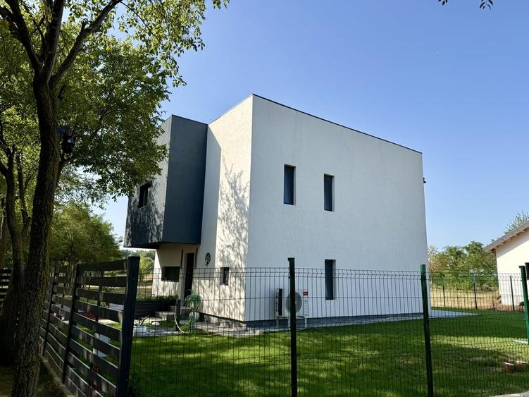 Casă cu 4 camere cu Teren 434 Mp în Central