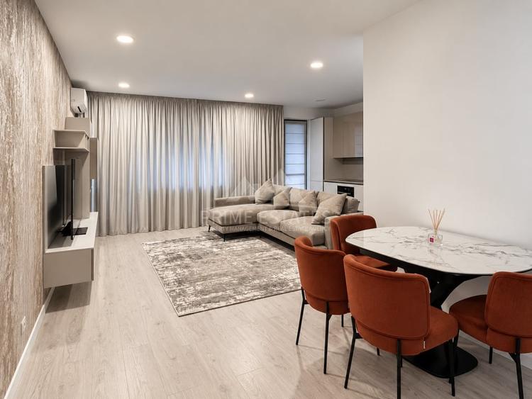 Apartament cu 3 camere semidecomandat, mobilat în Voluntari