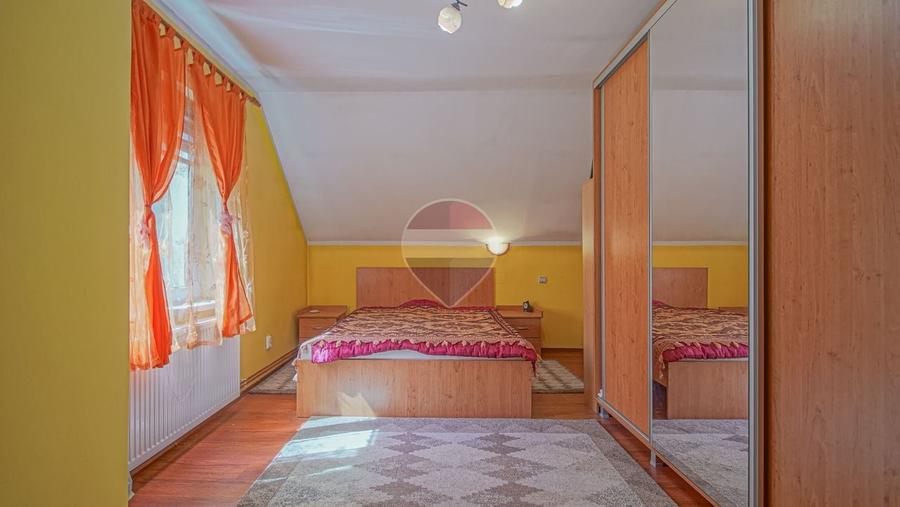 Casă individuală cu 7 camere cu Teren 533 Mp în Purcăreni