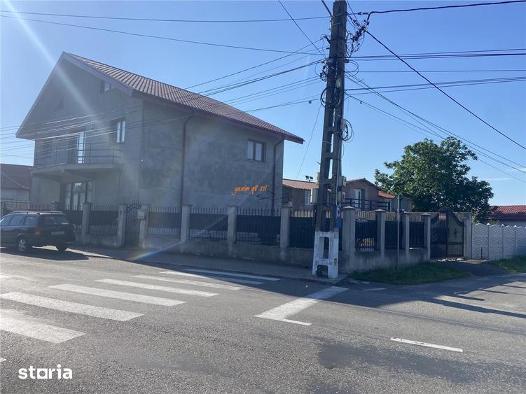 Casă cu 6 camere cu Teren 373 Mp în Golești